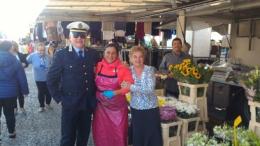 Migliaia di persone al mercato