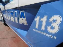 Sputi e spinte per liberarsi, e altri stranieri gli danno manforte
