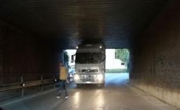 Un altro camion incastrato sotto a ponte Marabin