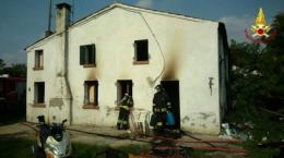 Casa in fiamme, in due si salvano gettandosi dalla finestra
