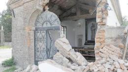 Rimorchio agricolo sbanda e distrugge la chiesetta del '700