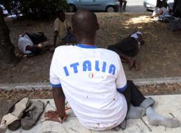 Profugo prende a calci e pugni i carabinieri