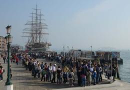 Anche dal Polesine, in tanti in fila per salire sulla Vespucci