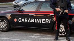 Gli amici gelosi la aggrediscono con fucili ad aria compressa