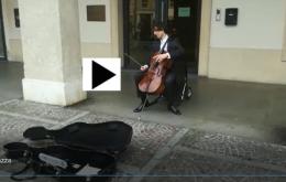 Una parentesi emozionante, a sorpresa sotto i portici della piazza