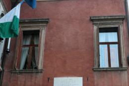 Spunta un manifesto per il sì alla finestra del sindaco