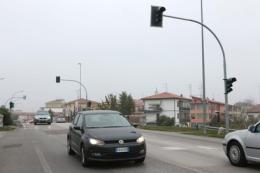 Semaforo guasto da 5 giorni  code sul ponte Bassanello