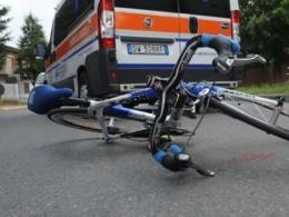 Agganciato e trascinato a terra da un camion, ciclista ferito alla testa