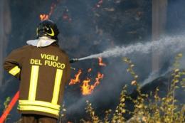 Fiamme dietro la cartiera, maxi intervento dei vigili del fuoco