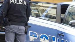 Pedala ubriaco a zig-zag, e reagisce pure contro i poliziotti