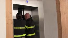 Rimangono bloccate in un ascensore, salvate dai vigili del fuoco