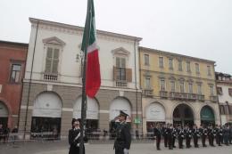 La città incorniciata di bianco, rosso e verde