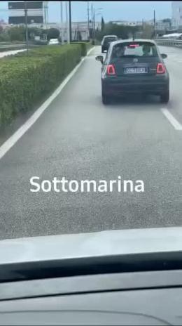Panico a Sottomarina, un'auto contromano genera il caos