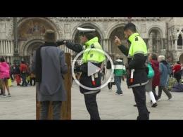 I vigili non riconoscono Banksy e lo cacciano dalla piazza
