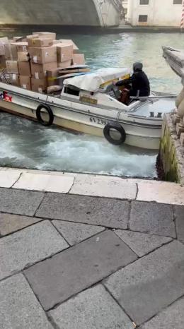 Venezia, ruba una barca per le consegne e si schianta contro il parapetto del Canal Grande