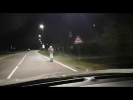 La folle corsa in monopattino a 80 km all'ora