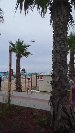 Malore in spiaggia, salvato un uomo