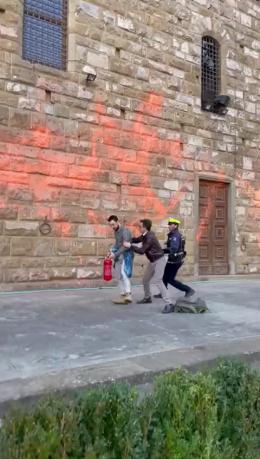 Ambientalisti imbrattano di vernice Palazzo Vecchio: il sindaco li blocca