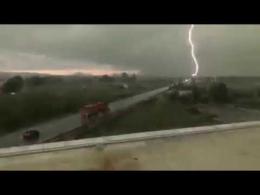 Fulmine sulla strada, un video impressionante