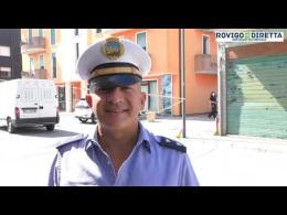Crolla un'impalcatura (e il muro) furgone distrutto