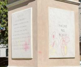 Appena terminato il restauro, imbrattano il monumento in Riviera Mazzini