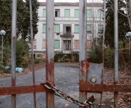 Scippata, va a riprendersi la borsa nel covo dei ladri