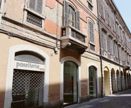 Palazzo Oliva, degrado e occupanti