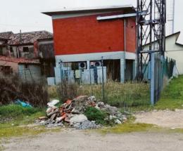 Discarica abusiva nel campo di calcio