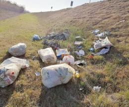 Plastic Free pulisce l'argine ma ritornano i rifiuti 