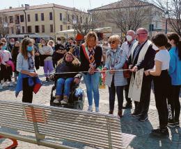 Inaugurata la panchina rossa