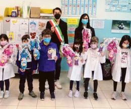 Il sindaco distribuisce le uova di Pasqua in classe
