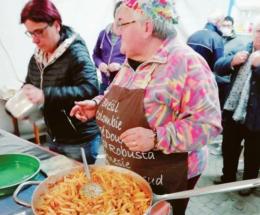 Piazza gremita per la fiera di primavera