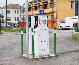 Doppia colonnina per le auto elettriche