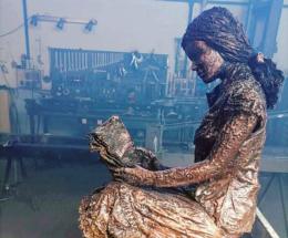 Arriva in piazza la statua della "Ragazza che legge"