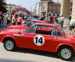Rombo di motori in piazza, un mare di persone