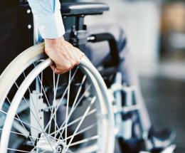 Disabile si salva volando nel fosso