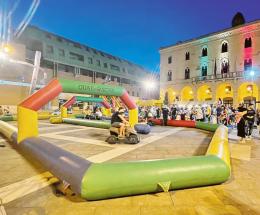 In piazza arriva il calciobalilla umano