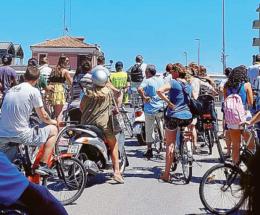 Tutti bloccati al ponte: turisti e lavoratori in coda