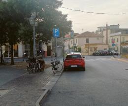 Scontro moto bici, grave 67enne