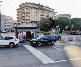 Alcol e urla, piazzale Europa senza pace