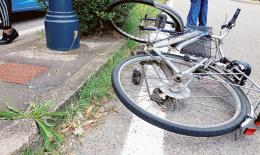 Anziana muore travolta in bici