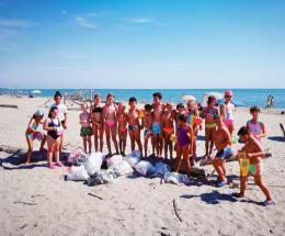 I bimbi ripuliscono la spiaggia: c'è speranza