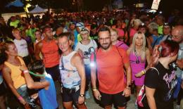 Migliaia di runner sotto le stelle cadenti