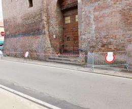 Cadono calcinacci, transenne a Palazzo Pretorio