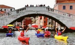 I Babbi Natale sbarcano anche in kayak