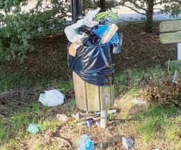 Rifiuti e cartacce lungo la ciclabile