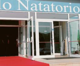 "Minore molestato in doccia": la volante corre in piscina