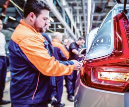 Il lavoro respira, ma incubo rincari