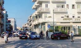 Blitz delle forze dell'ordine all'ex hotel Capo Est di Sottomarina