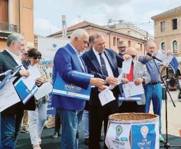 I commercianti stracciano le bollette in piazza